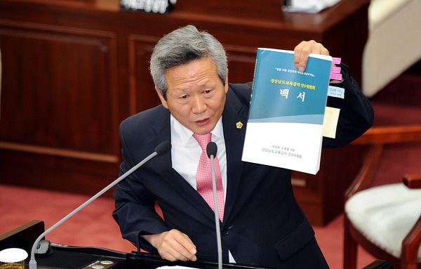 새누리당 박인 전 경남도의원이 총선 출마를 위해 중도사퇴했다.