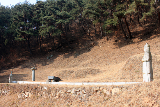 '달성 한일 우호관' 뒤편 300미터 산중에 있는 김충선의 묘소