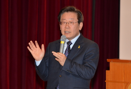이재명 성남시장이 1월 16일, 안산 초청 강연에서 국가의 의무에 대해 강조했다.