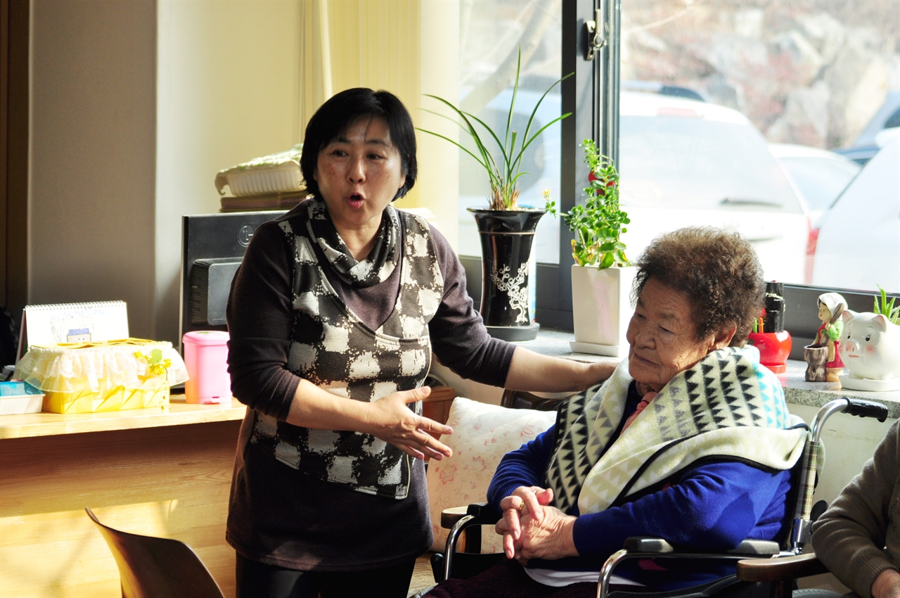 나눔의 집 원종선 간호사. 나눔의 집 할머니들과 나눔의 집 탄생배경에 대해 설명해주고 있다. 