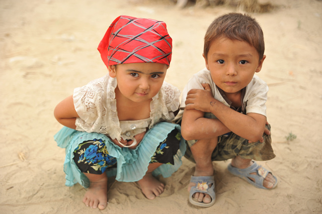 모래는 원주민 아이들의 놀이터다

