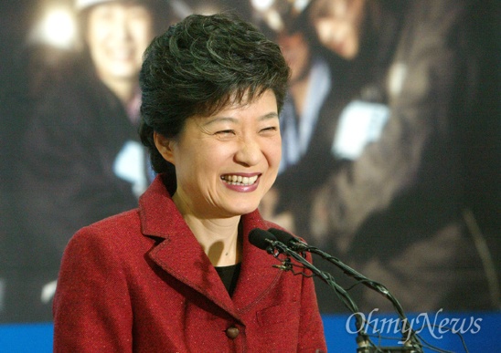 2005년 1월 19일 신년 기자회견 당시 박근혜 한나라당 대표 모습. 한 기자가 "한일협정 문서공개가 박 대표 '흠집내기'라는 것에 대해 어떻게 생각하느냐"고 질문하자, "여러분도 그렇게 생각하느냐?"며 웃고 있다.
