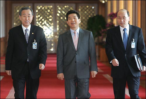 2006년 3월 30일, 노무현 대통령과 반기문 외교통상부 장관의 모습

