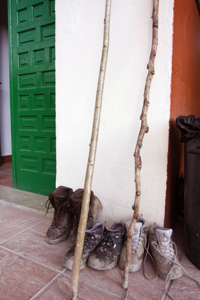 알베르게 앞 순례자들의 신발과 지팡이가 고된 하루를 보여준다.