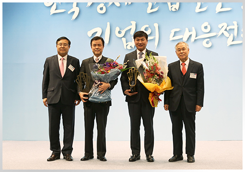 지난해 2월 경제5단체가 공동주관하는 '제11회 투명경영대상' 우수상을 수상한 (주)무학. 오른쪽에서 두번째가 최재호 회장이다.
