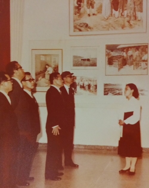 1972년 5월 극비리에 평양을 방문한 이후락이 북한 안내원의 설명을 듣고 있다 