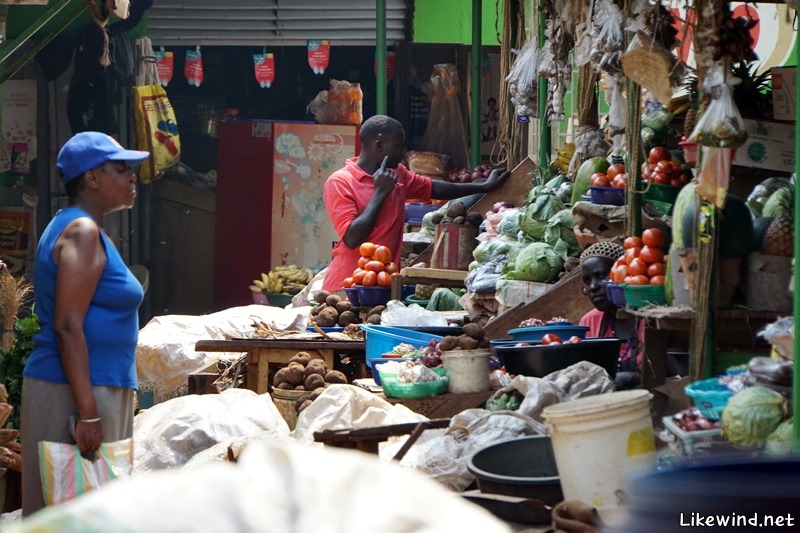  재래 시장 은틴다 마켓(Ntinda Market)의 모습.