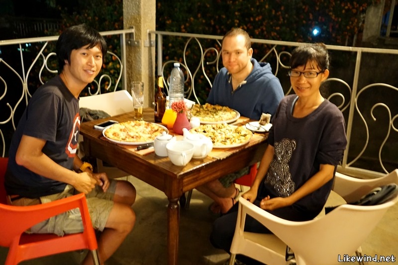 예스 호스텔에 함께 도착했던 미국인 여행자 조쉬와 함께 저녁을 먹으러 갔다.