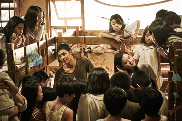 영화 <오빠 생각> 스틸컷 전쟁 중 소외된 아이들을 보살피는 한상렬(임시완 분)과 박주미(고아성 분)