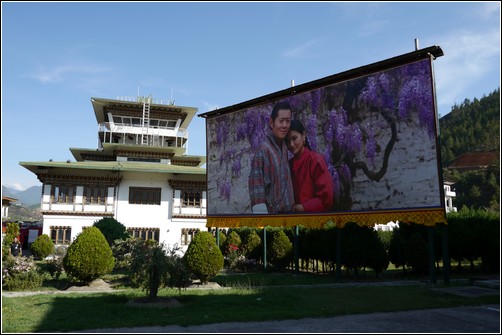 속그림. 부탄 5대 국왕 부부. 궁궐을 국가에 헌납하고 작은 집으로 이전해 살고 있다. 부탄 사람들은 국왕 부부의 사진을 휴대전화에 담고 다닐 만큼 스스럼없는 친근함을 표현한다.