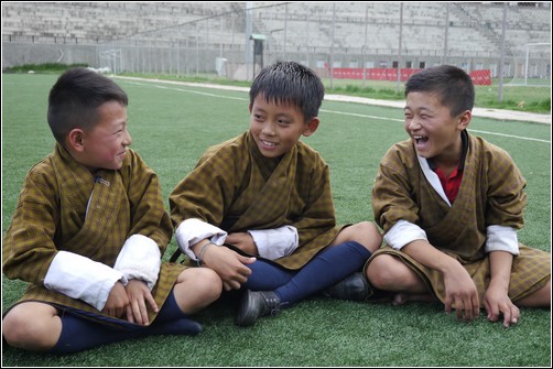 속그림. 점소(맨 오른쪽)와 친구들. TV도, 게임도, 인터넷도 없지만 부탄 아이들은 스스로 놀이를 찾고 어울리며 신나게 뛰어논다. 땀 흘려 맘껏 놀고 난 후 아이들의 표정에는 만족감이 드러난다.