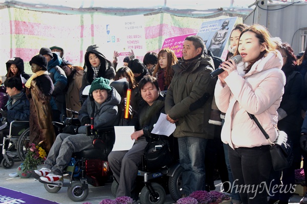 경남지역 70여개 단체로 구성된 '일본군 위안부 한일합의 무효화 시민행동'은 19일 창원 마산오동동 문화거리 자주인권평화 다짐비에서 출범 기자회견을 열었는데, 강새봄 학생(고3)이 발언하고 있다.