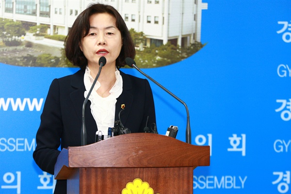 김유임 경기도의회 의장 직무대리가 누리과정 관련 기자회견을 하고 있다. 