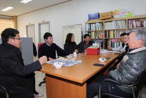 박철환 씨가 나주신문의 기자, 명예기자들과 함께 얘기를 나누고 있다. 지난 6일 나주신문 사무실에서다.