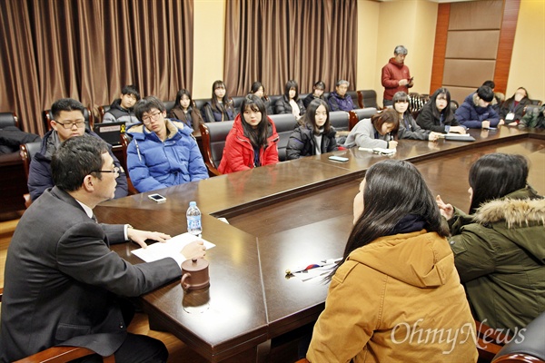  쑨커지(孫科志) 중국 푸단(復旦)대 역사학과 교수(한국사 전공)가 15일 푸단대를 찾은 전남 목포·신안의 중학생 29명들에게 '상하이의 한국인과 중한교류'를 주제로 강연을 하고 있다.