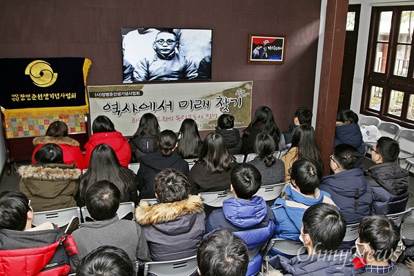 13일 항저우 임시정부 기념관을 찾은 학생들이 중국에서의 한국 독립운동 역사를 담은 영상을 시청하고 있다.