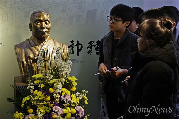 13일 항저우 임시정부 기념관을 찾은 학생들이 백범 김구의 흉상을 바라보고 있다.