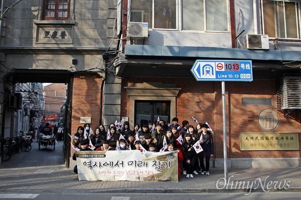 전남 목포·신안의 중학생 29명이 지난 10일~16일 중국 난징(南京)-항저우(杭州)-상하이(上海)를 찾아 한국의 독립운동 현장을 답사했다. 15일 상하이 임시정부 기념관을 찾은 학생들이 단체사진을 찍고 있다.