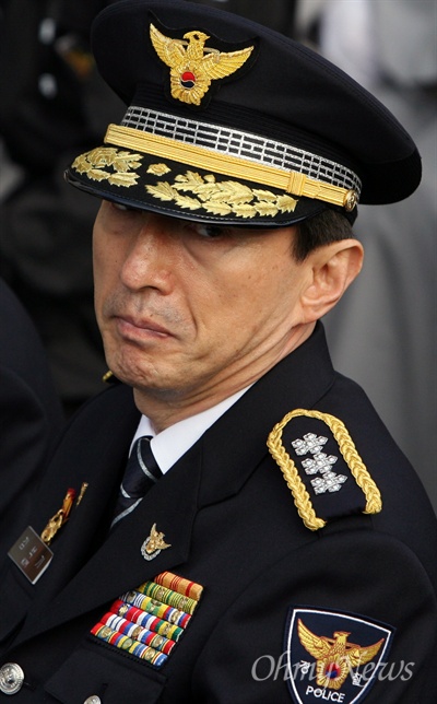 헌화를 마친 뒤 자리로 돌아온 김석기 서울지방경찰청장이 유가족들을 쳐다보고 있다.