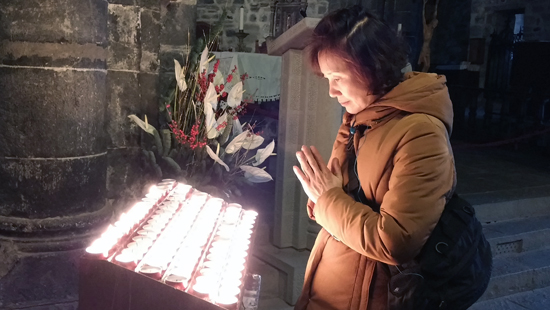 베르나차 산타 마르게리타 성당에서 아내는 두 손 모아 기도를 드렸다.