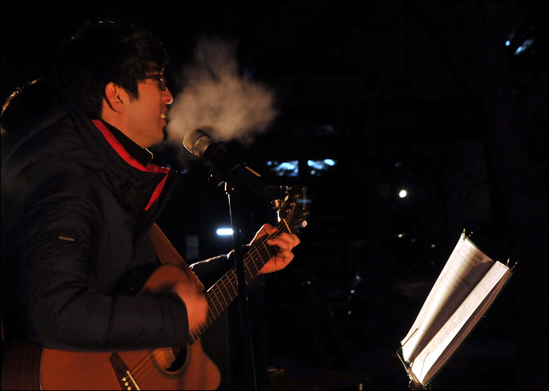 12℃의 강추위에 공연자이 어려움이 많았다. 노래 공연하는 대전청년회 노래모임 '놀'의 모습.