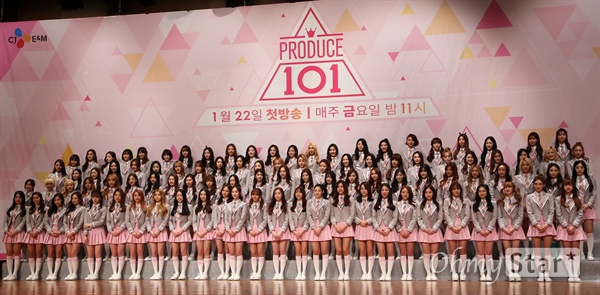 '프로듀스 101' 베일 벗는 연습생들!  21일 오후 서울 여의도 63빌딩에서 열린 Mnet <프로듀스 101> 제작발표회에서 101명의 연습생들이 포토타임을 갖고 있다. <프로듀스 101>은 국내 46개 기획사에서 모인 101명의 여자 연습생들이 참가한 초대형 프로젝트로, 국민 프로듀서가 된 시청자들의 투표를 통해 발탁된 최종 멤버 11명이 유닛 걸그룹으로 데뷔하는 과정을 그린 프로그램이다. 22일 금요일 밤 11시 첫 방송.