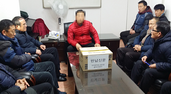 20일 오후 충북권 일간지인 D일보를 방문한 전국공무원노조 임원들이 회사측에 입장을 전달하고 있다.