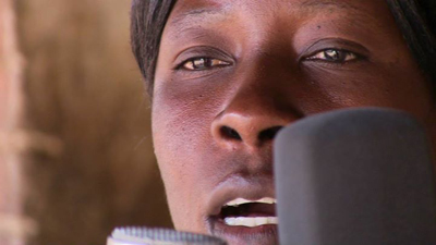 좀바 프리즌 프로젝트 좀바 프리즌 프로젝트에 참여한 여성이 노래를 녹음하고 있다