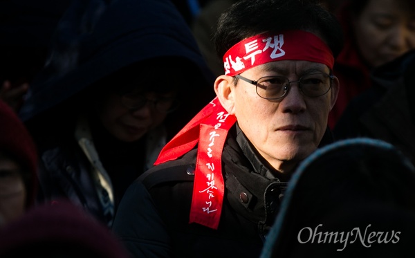 "전교조를 지키겠습니다" 전교조가  법외노조 통보 취소소송 항소심에 패소한 21일 오후 서울고등법원 정문 인근에서 전교조 조합원들이 전교조탄압 중단과 노동3권 쟁취를 위한 결의대회를 열고 있다. 