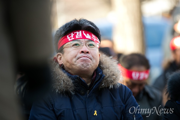  전교조가  법외노조 통보 취소소송 항소심에 패소한 21일 오후 서울고등법원 정문 인근에서 전교조 조합원들이 전교조탄압 중단과 노동3권 쟁취를 위한 결의대회를 열고 있다. 