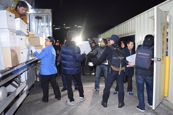 자원봉사와 시민들이 전남 진도군에서 이송해 온 세월호 희생자 유품과 유류품을 합동분향소에 마련된 임시 보관소로 옮기고 있다. 