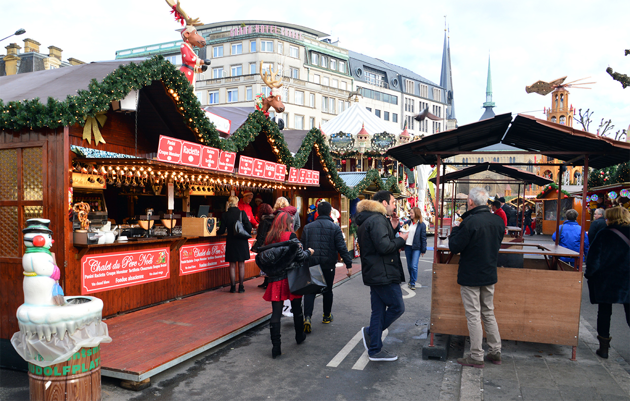 룩셈부르크 겨울 축제의 현장에는 다양한 놀거리와 먹을거리들이 있다.