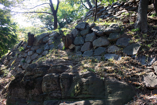 학성공원에 남아 있는 일본왜성 성벽의 흔적 