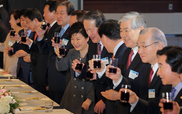 박근혜 대통령이 1월 6일 오후 서울 강남구 코엑스에서 열린 2016 경제계 신년인사회에서 참석자들과 건배하고 있다.