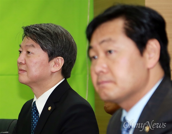 22일 오전 마포구 국민의당 창당준비위 사무실에서 열린 기조회의에 안철수 인재영입위원장과 김관영 의원이 참석하고 있다.