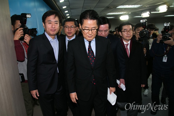 더불어민주당 박지원 의원이 1월 22일 오전 서울 국회에서 더불어민주당 탈당 기자회견을 마치고 자리를 떠나고 있다. 