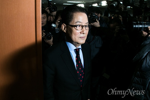 더불어민주당 탈당 기자회견을 마친 박지원 의원이 1월 22일 오전 서울 국회에서 기자들의 질문에 답변을 마치고 자리를 떠나고 있다.