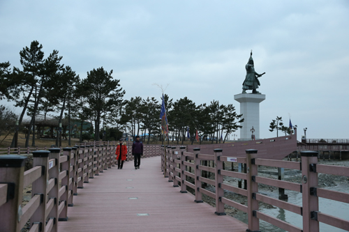 울돌목 승전공원. 해안을 따라 나무 데크가 놓여있고, 국내에서 가장 큰 이순신 장군 동상이 서 있다.