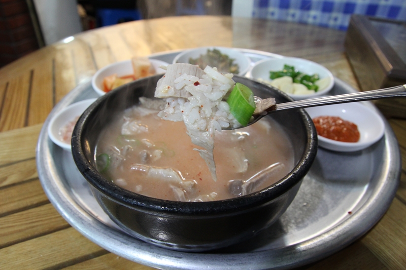 다진 양념과 국밥에 들어가는 내용물은 손님이 원하는 대로 준다. 
