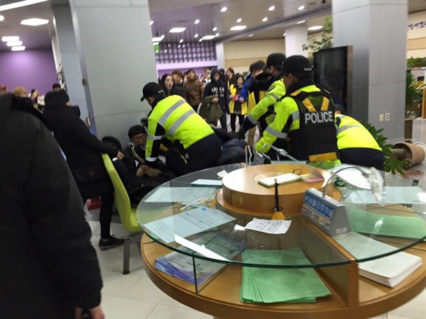 서울지방고용노동청 점거 이후 경찰에 연행되는 알바노조 조합원