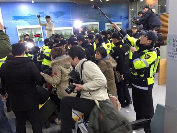  서울지방고용노동청 점거 이후 경찰에 연행되는 알바노조 조합원