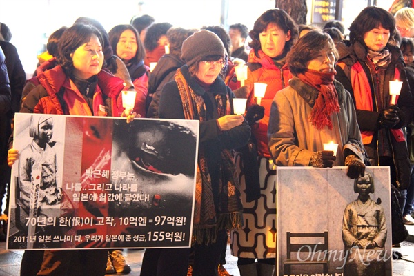 ‘일본군 위안부 한일합의 무효화 시민행동‘은 22일 저녁 창원 정우상가 앞에서 촛불문화제를 열었다.