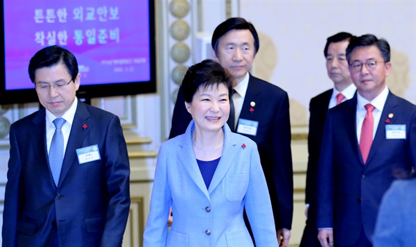 박근혜 대통령이 22일 오전 청와대에서 열린 외교안보분야 업무보고에 참석하고 있다.