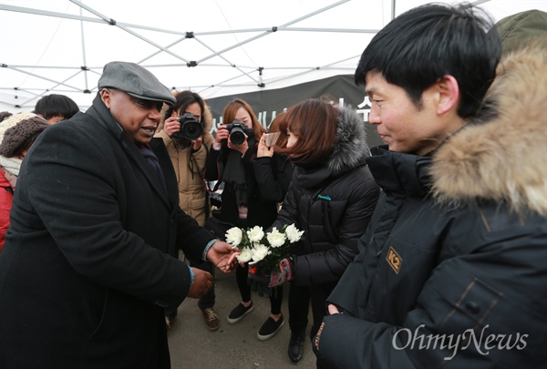 용산참사 유가족 만난 유엔 특별보고관 마이나 키아이 유엔 평화적 집회결사의 자유 특별보고관이 23일 오후 서울 용산구 용산참사 현장 남일당 터에서 열린 '용산참사 7주기 추모대회'에 참석해 고 이상림씨의 아들 이충연씨와 부인 정영신씨를 위로하고 있다.