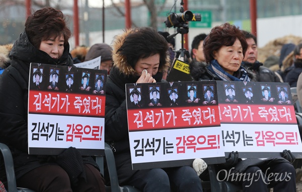 용산참사 유가족 '마르지 않는 눈물' 용산참사 희생자 고 양회성씨 부인 김영덕씨가 23일 오후 서울 용산구 용산참사 현장 남일당 터에서 열린 '용산참사 7주기 추모대회'에 참석해 송경동 시인의 추모시를 경청하며 눈물을 훔치고 있다.
