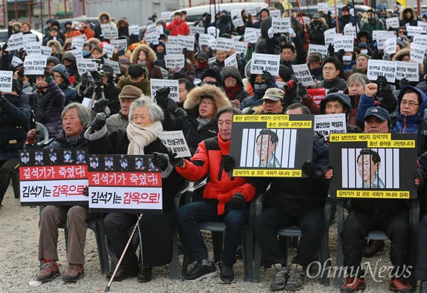 백기완 소장 "용산참사가 아니라 용산학살" 백기완 통일문제연구소 소장을 비롯한 시민들이 23일 오후 서울 용산구 용산참사 현장 남일당 터에서 열린 '용산참사 7주기 추모대회'에 참석해 진상규명과 책임자 처벌 등을 요구하고 있다. 이날 이들은 "당시 살인진압의 책임자였던 김석기 전 서울경찰청장은 참사에 대한 사죄는 커녕 내년 총선 출마를 선언했다"고 규탄했다. 이들은 "박근혜 대통령은 이명박 정권에 있었던 국가폭력에 대해 책임질 사람에게 책임을 묻고 진실규명에 나서야 한다"고 촉구했다.