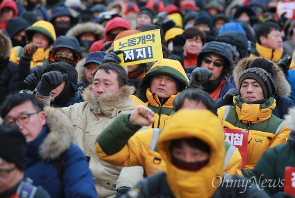 민주노총 조합원과 시민들이 23일 오후 서울 중구 서울시청광장에서 열린 '총파업 선포대회'에 참석해 박근혜 정부의 노동개악 행정지침 발표를 규탄하며 오는 25일부터 무기한 총파업 투쟁을 벌이겠다고 결의하고 있다.
이날 이들은 "박근혜 정부의 노동개악 행정지침은 일방적 행정독재이며 상시적 쉬운 해고와 취업 규칙 개악을 노린 노동재앙이다"며 "일방적인 정부지침은 즉각 철회돼야 한다"고 촉구했다.