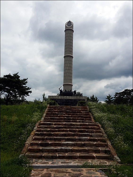 동학혁명 최초로 경군과 싸워 승리한 황룡 전투 승전기념탑