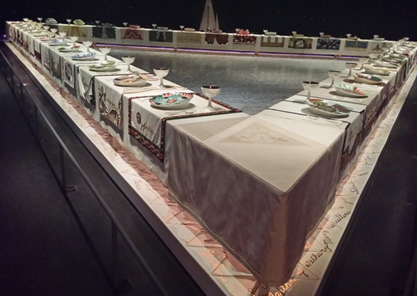 주디 시카고(Judy Chicago) I '디너 파티(The Dinner Party)' 복합매체 1979. Collection of the Brooklyn Museum 페미니즘 미술을 대표하는 작품이다