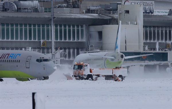 최강 한파로 제주공항에서 항공기 운항이 잠정 중단된 지난 1월 24일 오전 제설차량이 활주로에 쌓인 눈을 치우고 있다.
